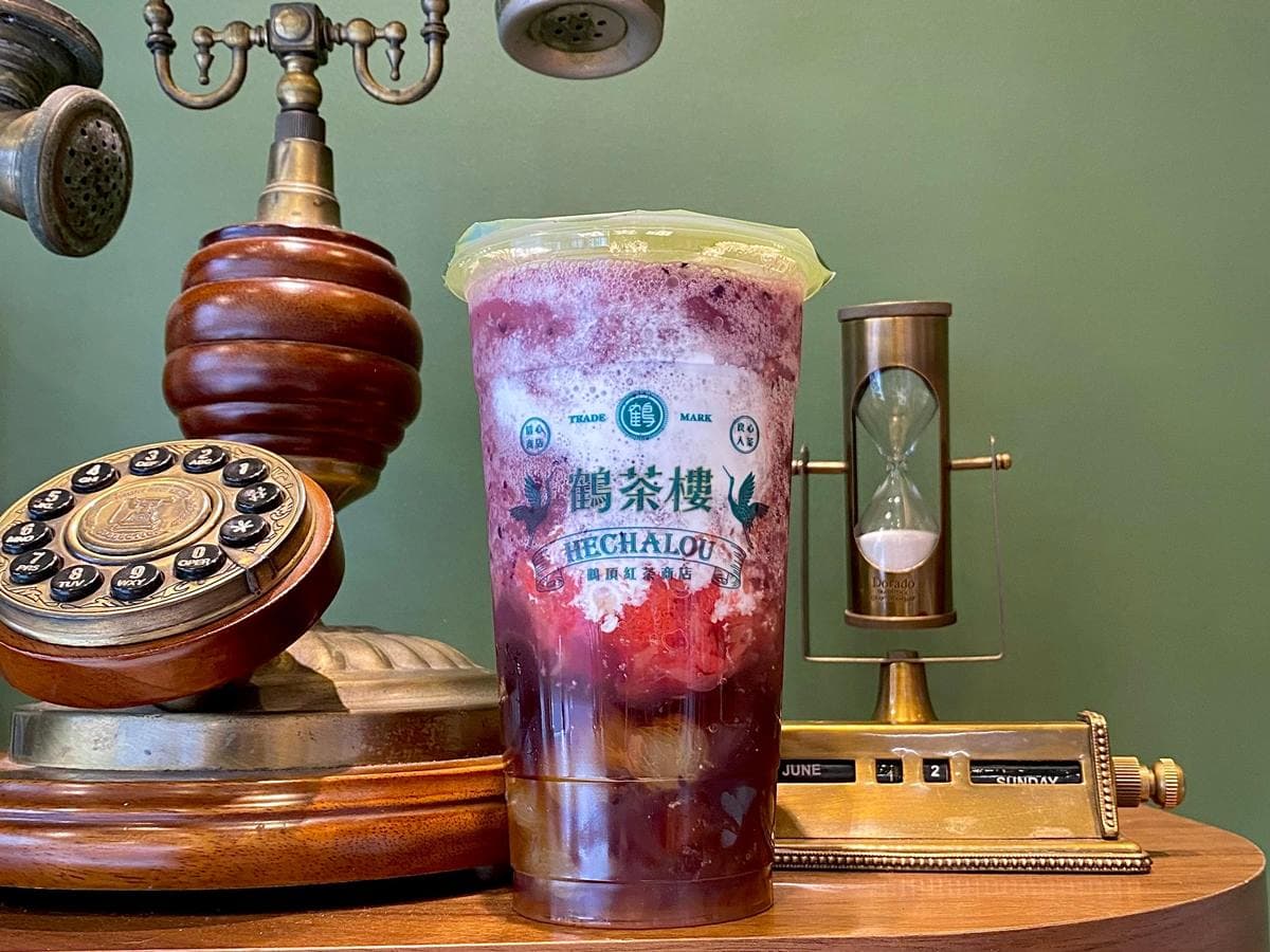 加1元多1杯!鶴茶樓推「葡萄甘露」塞滿22顆巨峰葡萄,還有Q彈紅茶凍 加1元多1杯!鶴茶樓推「葡萄甘露」塞滿22顆巨峰葡萄,還有Q彈紅茶凍