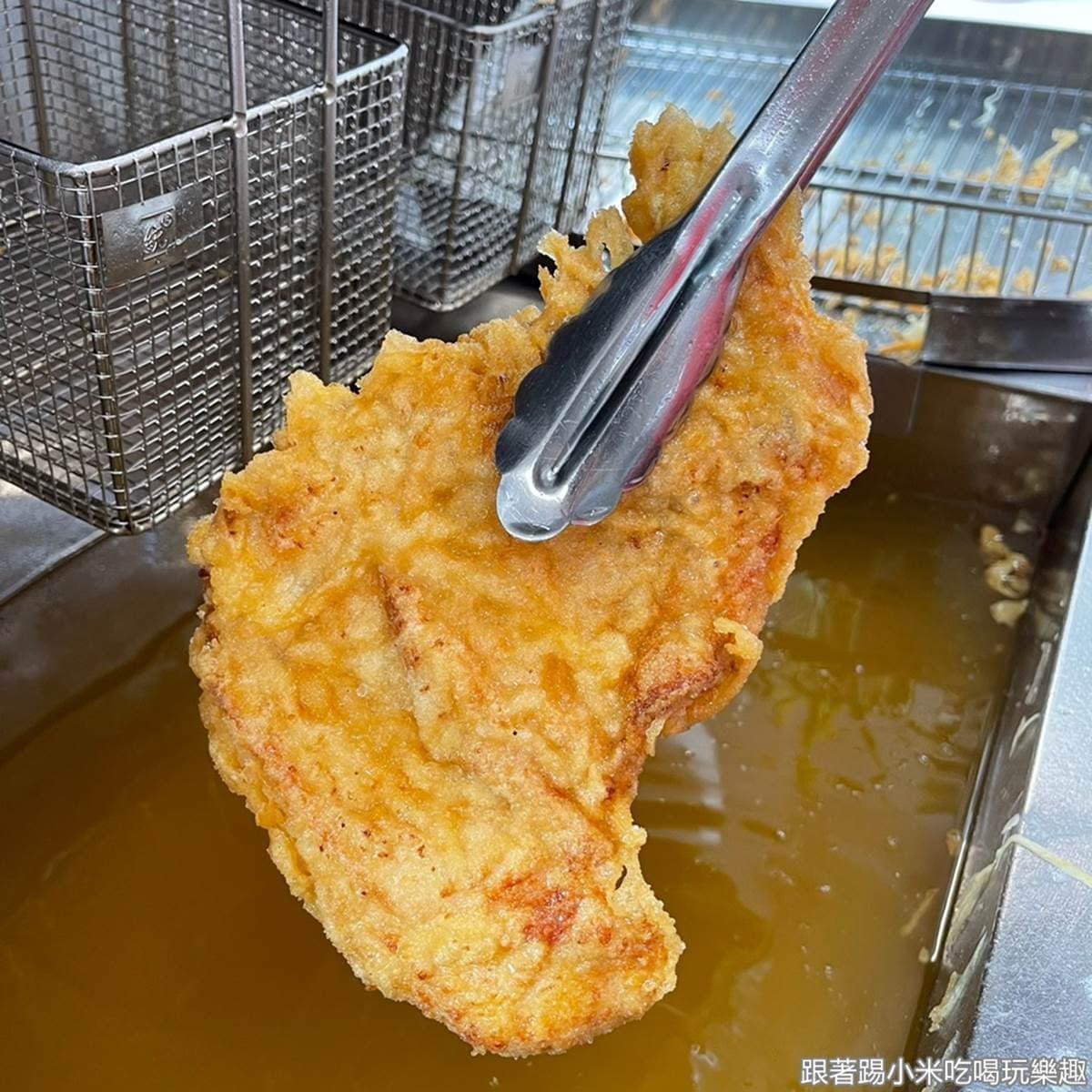 炸物控要收!新竹比臉大「厚切雞排」會爆汁,現炸深海魷魚Size超霸氣 炸物控要收!新竹比臉大「厚切雞排」會爆汁,現炸深海魷魚Size超霸氣