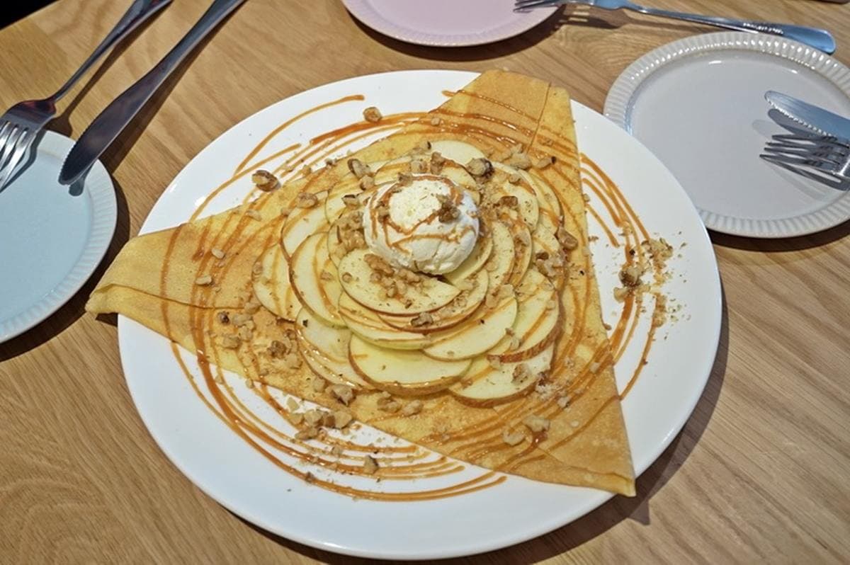 少女尖叫!花蓮法式薄餅打卡必點「蘋果玫瑰花」,白蘭地口味還有桌邊火焰秀 少女尖叫!花蓮法式薄餅打卡必點「蘋果玫瑰花」,白蘭地口味還有桌邊火焰秀