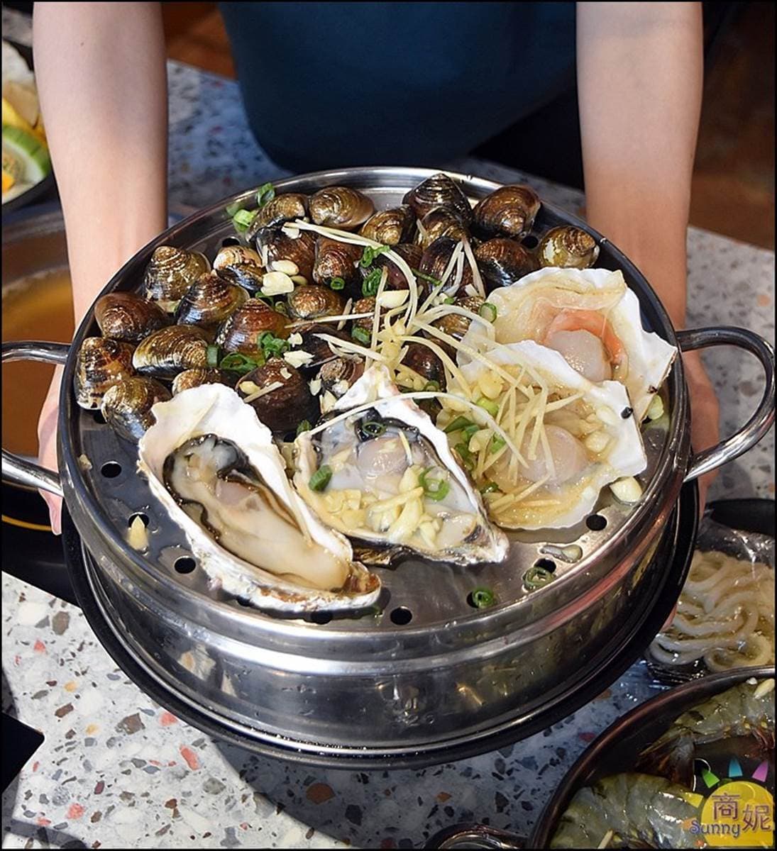 網評4.8顆星!台中「蒸氣鍋」必吃澎派3層海鮮塔,加點現宰溫體牛只要100元 網評4.8顆星!台中「蒸氣鍋」必吃澎派3層海鮮塔,加點現宰溫體牛只要100元