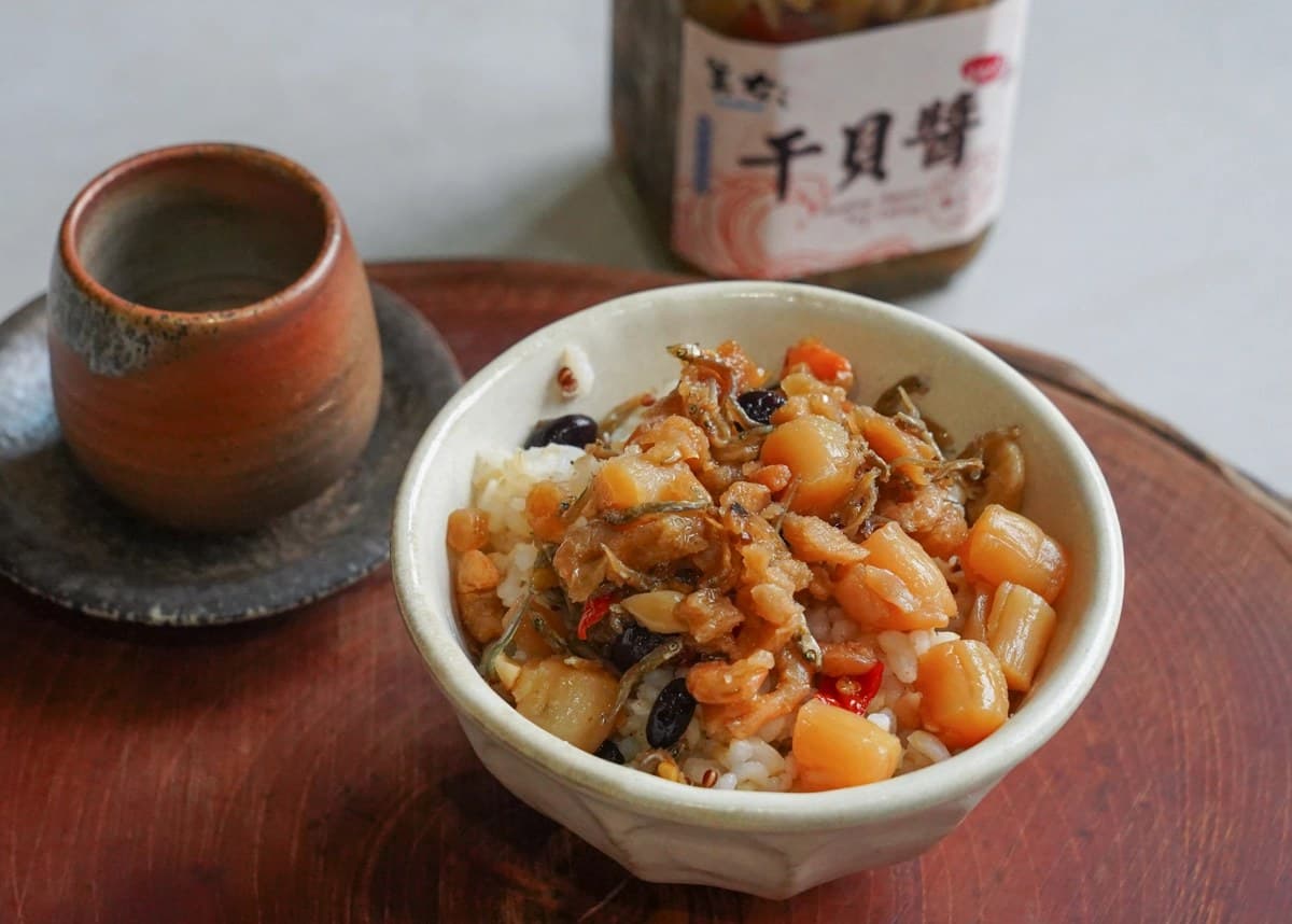 網評4.3分!墾丁海產店用餐招待「神級干貝醬」,必吃澎派炒麵、脆彈LP貝 墾丁美食:海產店「神級干貝醬」。