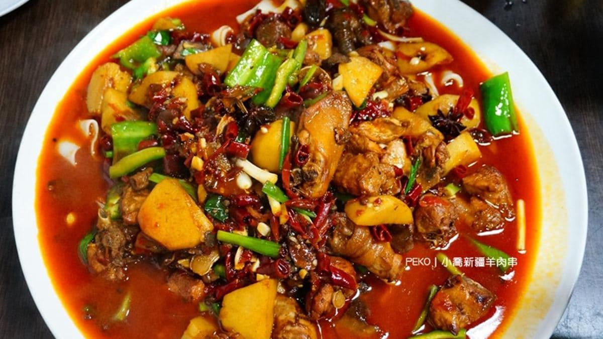 想吃請排隊!板橋道地「新疆料理」必點麻辣大盤雞,搭整條手工皮帶麵超唰嘴 想吃請排隊!板橋道地「新疆料理」必點麻辣大盤雞,搭整條手工皮帶麵超唰嘴