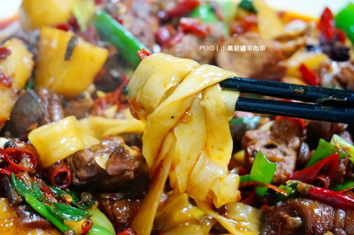 想吃請排隊!板橋道地「新疆料理」必點麻辣大盤雞,搭整條手工皮帶麵超唰嘴 想吃請排隊!板橋道地「新疆料理」必點麻辣大盤雞,搭整條手工皮帶麵超唰嘴