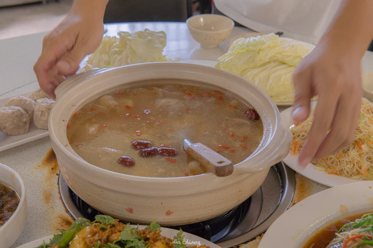 網評4.8星!台中「養生椰子雞」不加一滴水,軟嫩白切雞想吃要預訂 網評4.8星!台中「養生椰子雞」不加一滴水,軟嫩白切雞想吃要預訂