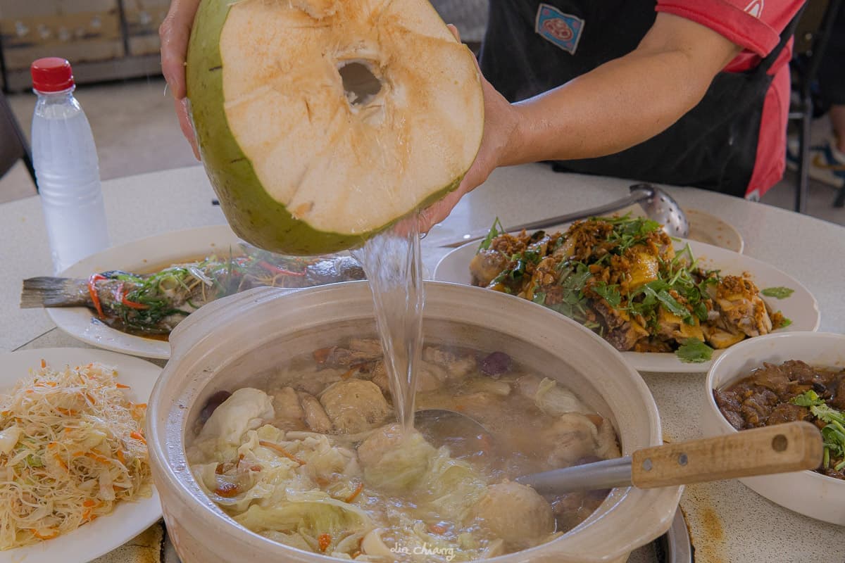 網評4.8星!台中「養生椰子雞」不加一滴水,軟嫩白切雞想吃要預訂 網評4.8星!台中「養生椰子雞」不加一滴水,軟嫩白切雞想吃要預訂