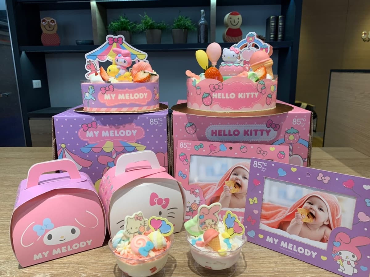 85度C「KITTY+美樂蒂」雙萌蛋糕登場!4款三麗鷗蛋糕Q爆,專屬蛋糕盒DIY變相框 85度C「KITTY+美樂蒂」雙萌蛋糕登場!4款三麗鷗蛋糕Q爆,專屬蛋糕盒DIY變相框