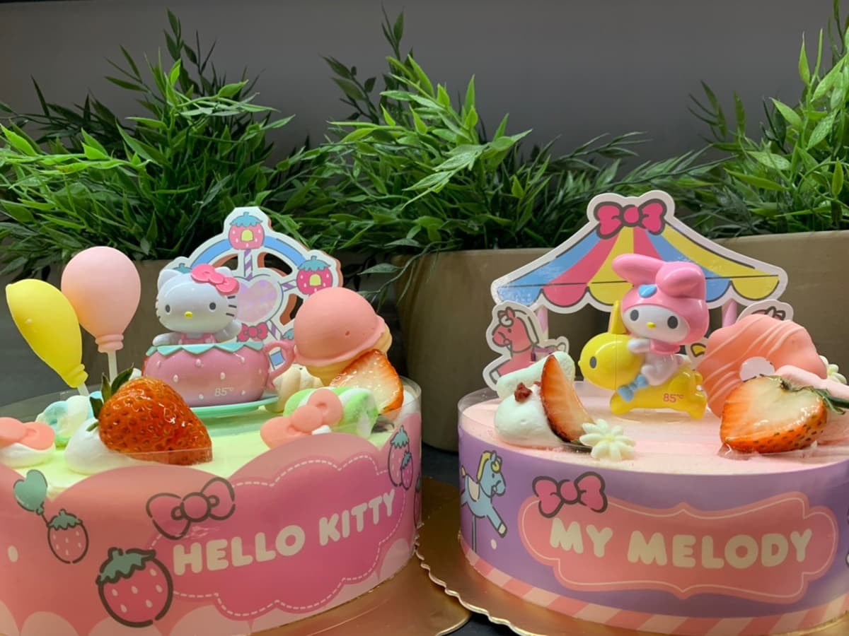85度C「KITTY+美樂蒂」雙萌蛋糕登場!4款三麗鷗蛋糕Q爆,專屬蛋糕盒DIY變相框 85度C「KITTY+美樂蒂」雙萌蛋糕登場!4款三麗鷗蛋糕Q爆,專屬蛋糕盒DIY變相框