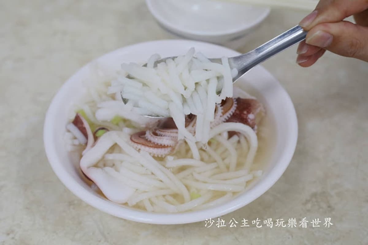 全台第一間!台南86年「小卷米粉」原汁湯頭超鮮甜,糙米米粉口感滑嫩有Q度 全台第一間!台南86年「小卷米粉」原汁湯頭超鮮甜,糙米米粉口感滑嫩有Q度