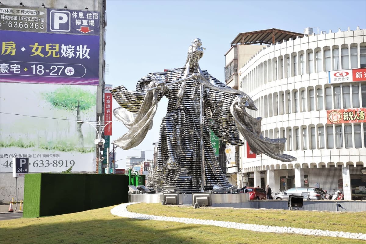 霹靂迷集合!全台首座6公尺高「素還真」雕像,手持拂塵+燈光秀超吸睛 霹靂迷集合!全台首座6公尺高「素還真」雕像,手持拂塵+燈光秀超吸睛