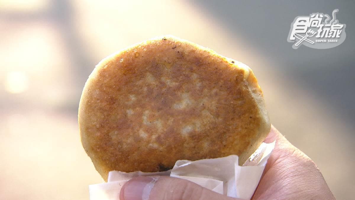 飄香30年!新竹老字號「牛肉餡餅」入口就爆汁,蔥香絞肉軟綿超唰嘴