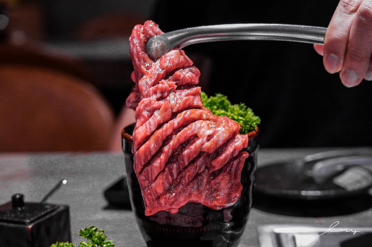 壽星送玫瑰牛甜筒!高雄炸牛燒肉紅到台中開店,必吃生黑和牛、橫膈膜 壽星送玫瑰牛甜筒!高雄炸牛燒肉紅到台中開店,必吃生黑和牛、橫膈膜