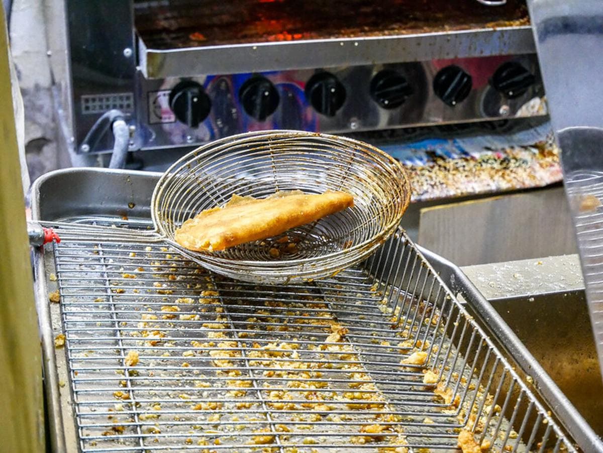 想吃先預約!台北「隱藏版炭烤雞排」沒人帶路找不到,微甜酥皮趁熱吃才對味 想吃先預約!台北「隱藏版炭烤雞排」沒人帶路找不到,微甜酥皮趁熱吃才對味