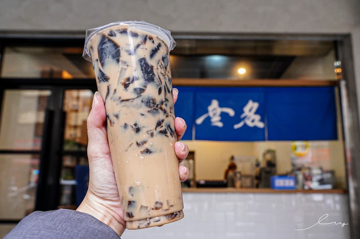 4小時搶光!台中暴紅手搖只賣1種奶茶,仙草、椰果、寒天整杯爆料7分滿 4小時搶光!台中暴紅手搖只賣1種奶茶,仙草、椰果、寒天整杯爆料7分滿