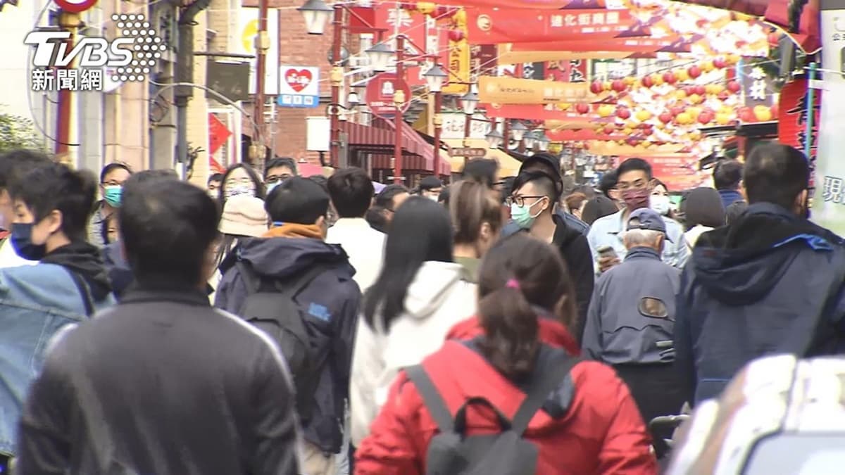 辦年貨零嘴買什麼?網友熱議第1名是「這個」,加碼全台過年必逛8大商圈 辦年貨零嘴買什麼?網友熱議第1名是「這個」,加碼全台過年必逛8大商圈