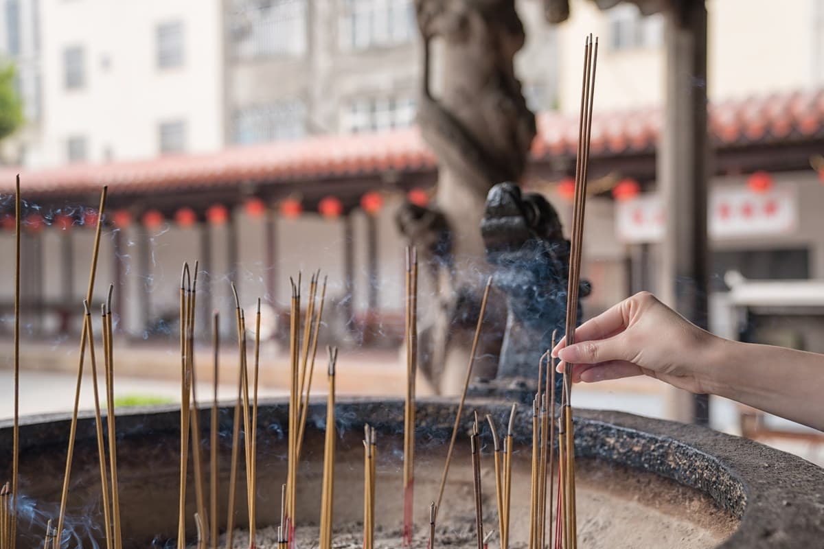 插香別用慣用手!命理師曝「6大拜拜禁忌」,祭拜順序、供奉鮮花數量要注意 插香別用慣用手!命理師曝「6大拜拜禁忌」,祭拜順序、供奉鮮花數量要注意