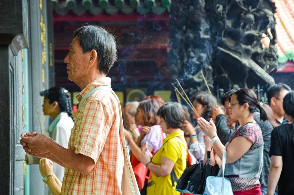插香別用慣用手!命理師曝「6大拜拜禁忌」,祭拜順序、供奉鮮花數量要注意 插香別用慣用手!命理師曝「6大拜拜禁忌」,祭拜順序、供奉鮮花數量要注意