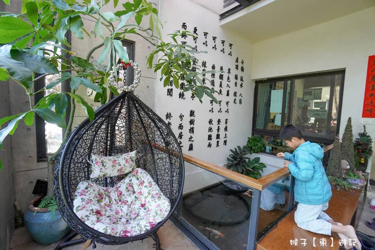 宛如置身世外桃源!獨享1200坪「森林系民宿」開窗就能餵魚,親子包棟首選 宛如置身世外桃源!獨享1200坪「森林系民宿」開窗就能餵魚,親子包棟首選