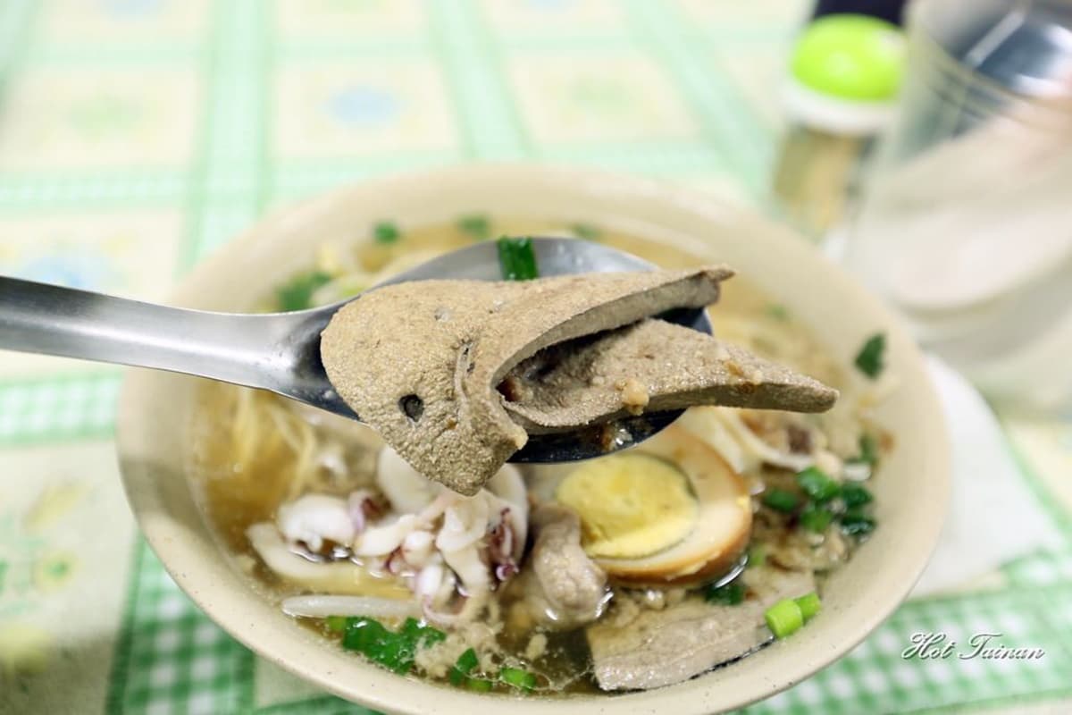 想吃先拿號碼牌!台南乾、濕3吃海產麵藏在市場裡,滿滿豬肝加花枝只要60元 想吃先拿號碼牌!台南乾、濕3吃海產麵藏在市場裡,滿滿豬肝加花枝只要60元