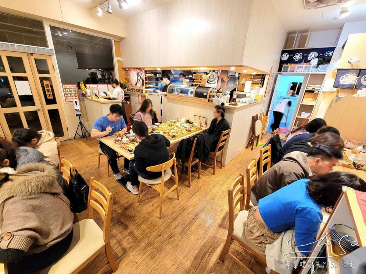 浮誇花朵生魚丼!13片「厚切刺身」塞滿整碗只要250元,超夯日料板橋人搶吃 浮誇花朵生魚丼!13片「厚切刺身」塞滿整碗只要250元,超夯日料板橋人搶吃