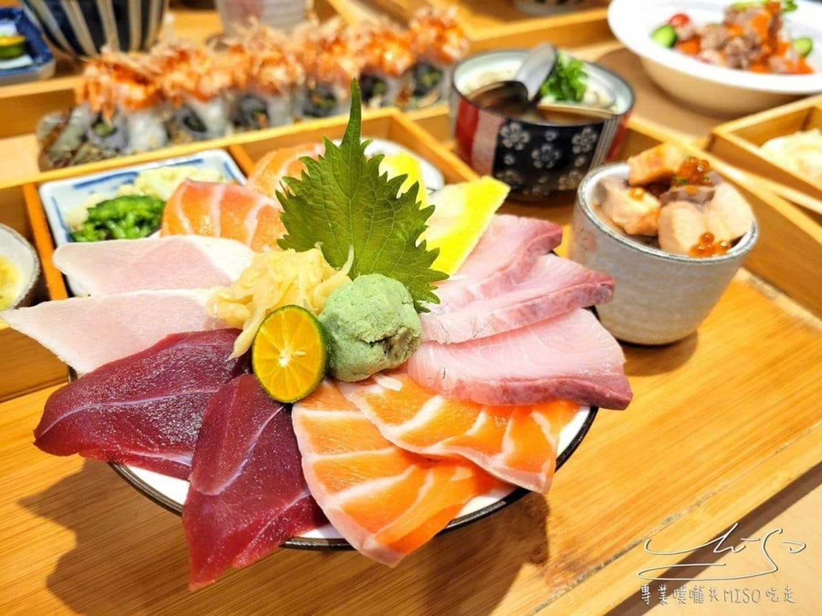 浮誇花朵生魚丼!13片「厚切刺身」塞滿整碗只要250元,超夯日料板橋人搶吃 浮誇花朵生魚丼!13片「厚切刺身」塞滿整碗只要250元,超夯日料板橋人搶吃