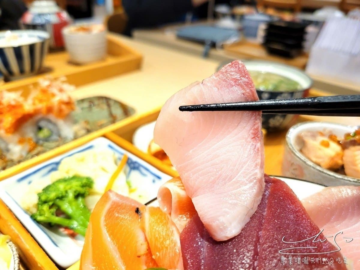 浮誇花朵生魚丼!13片「厚切刺身」塞滿整碗只要250元,超夯日料板橋人搶吃 浮誇花朵生魚丼!13片「厚切刺身」塞滿整碗只要250元,超夯日料板橋人搶吃