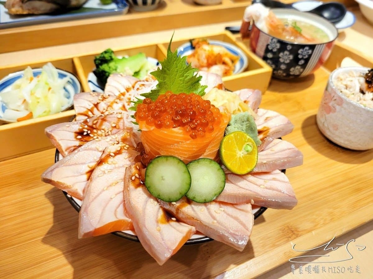 浮誇花朵生魚丼!13片「厚切刺身」塞滿整碗只要250元,超夯日料板橋人搶吃 浮誇花朵生魚丼!13片「厚切刺身」塞滿整碗只要250元,超夯日料板橋人搶吃