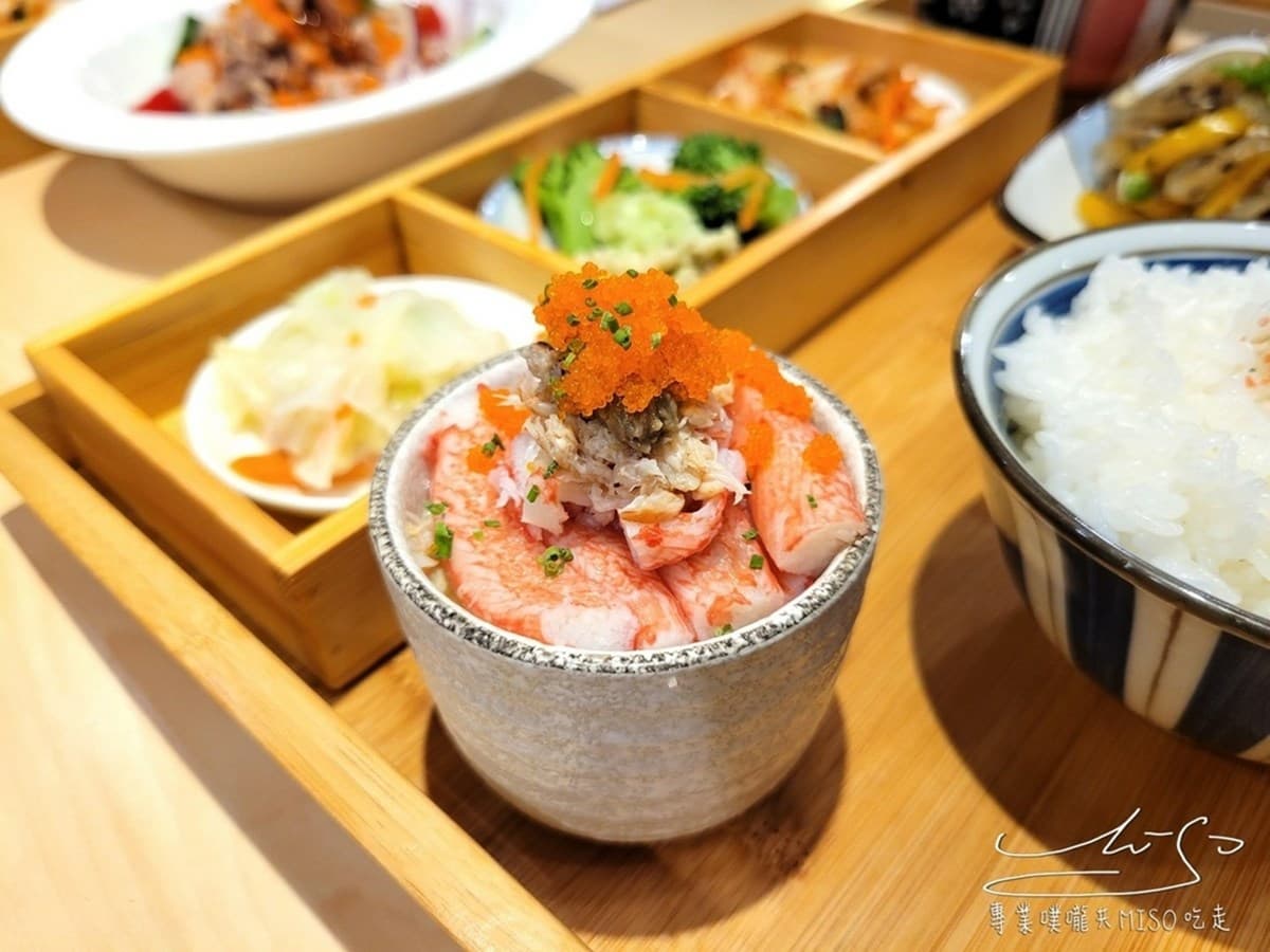 浮誇花朵生魚丼!13片「厚切刺身」塞滿整碗只要250元,超夯日料板橋人搶吃 浮誇花朵生魚丼!13片「厚切刺身」塞滿整碗只要250元,超夯日料板橋人搶吃
