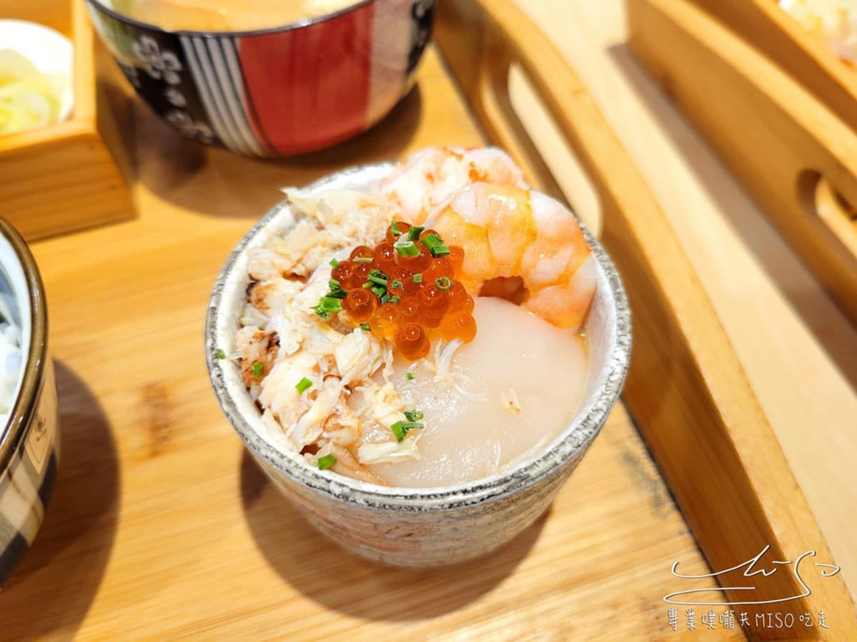 浮誇花朵生魚丼!13片「厚切刺身」塞滿整碗只要250元,超夯日料板橋人搶吃 浮誇花朵生魚丼!13片「厚切刺身」塞滿整碗只要250元,超夯日料板橋人搶吃