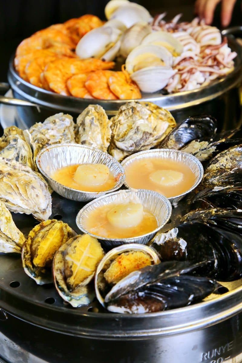 活海產現挑現吃!高CP值海鮮蒸鍋藏身大賣場,肥美螃蟹、藍鑽蝦、淡菜排滿滿 活海產現挑現吃!高CP值海鮮蒸鍋藏身大賣場,肥美螃蟹、藍鑽蝦、淡菜排滿滿