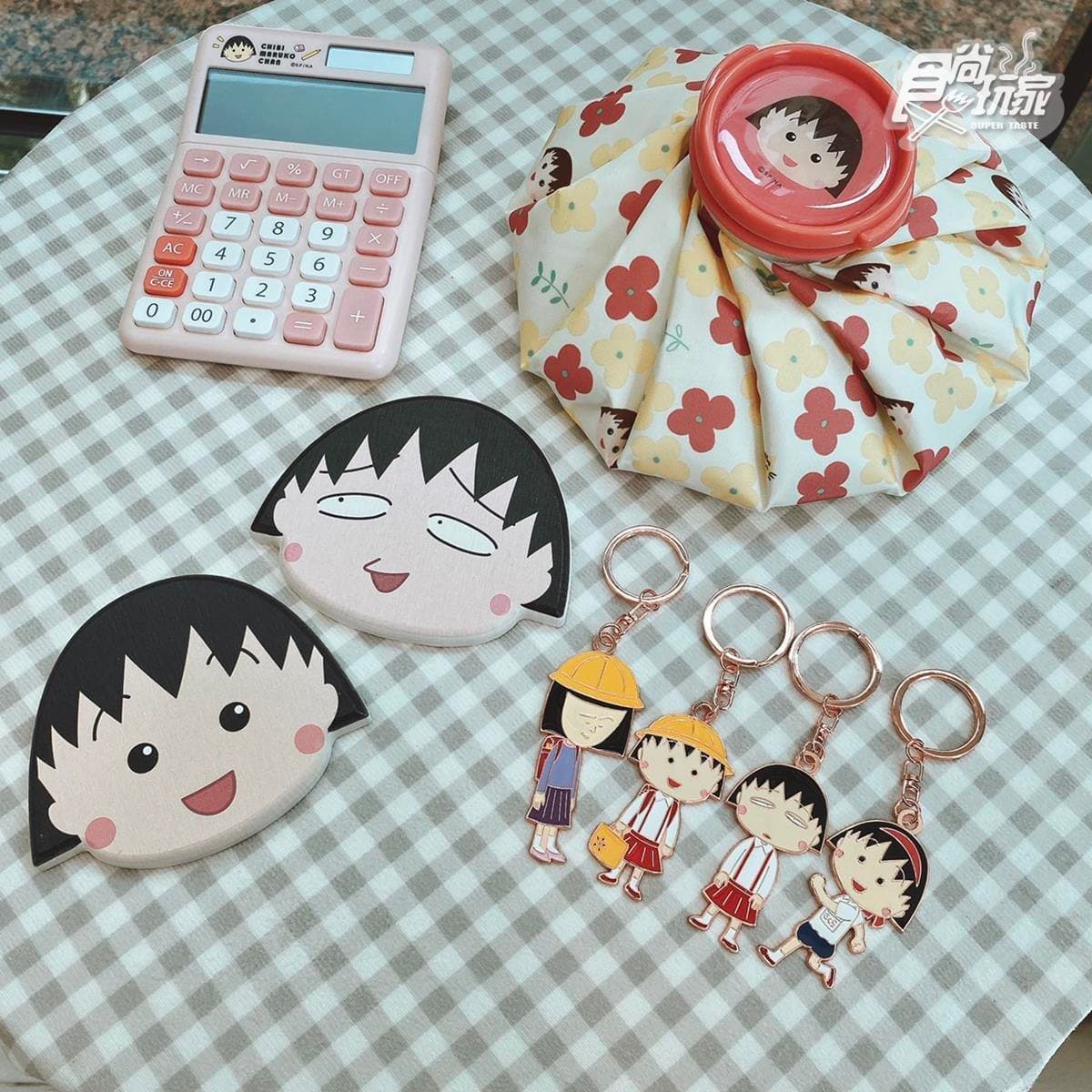 粉嫩馬卡龍色好燒!7-11「櫻桃小丸子」5大新品預購:超Q大頭杯墊、計算機 粉嫩馬卡龍色好燒!7-11「櫻桃小丸子」5大新品預購:超Q大頭杯墊、計算機