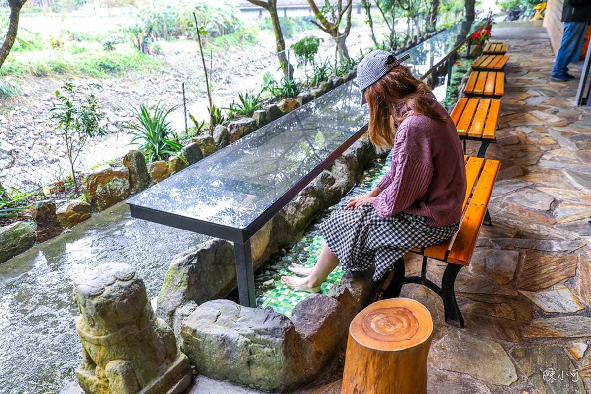 邊吃邊泡溫泉魚SPA!山林祕境爽嗑「爆量蛤蜊麵」,浮誇蝦桶排排站超吸睛 邊吃邊泡溫泉魚SPA!山林祕境爽嗑「爆量蛤蜊麵」,浮誇蝦桶排排站超吸睛