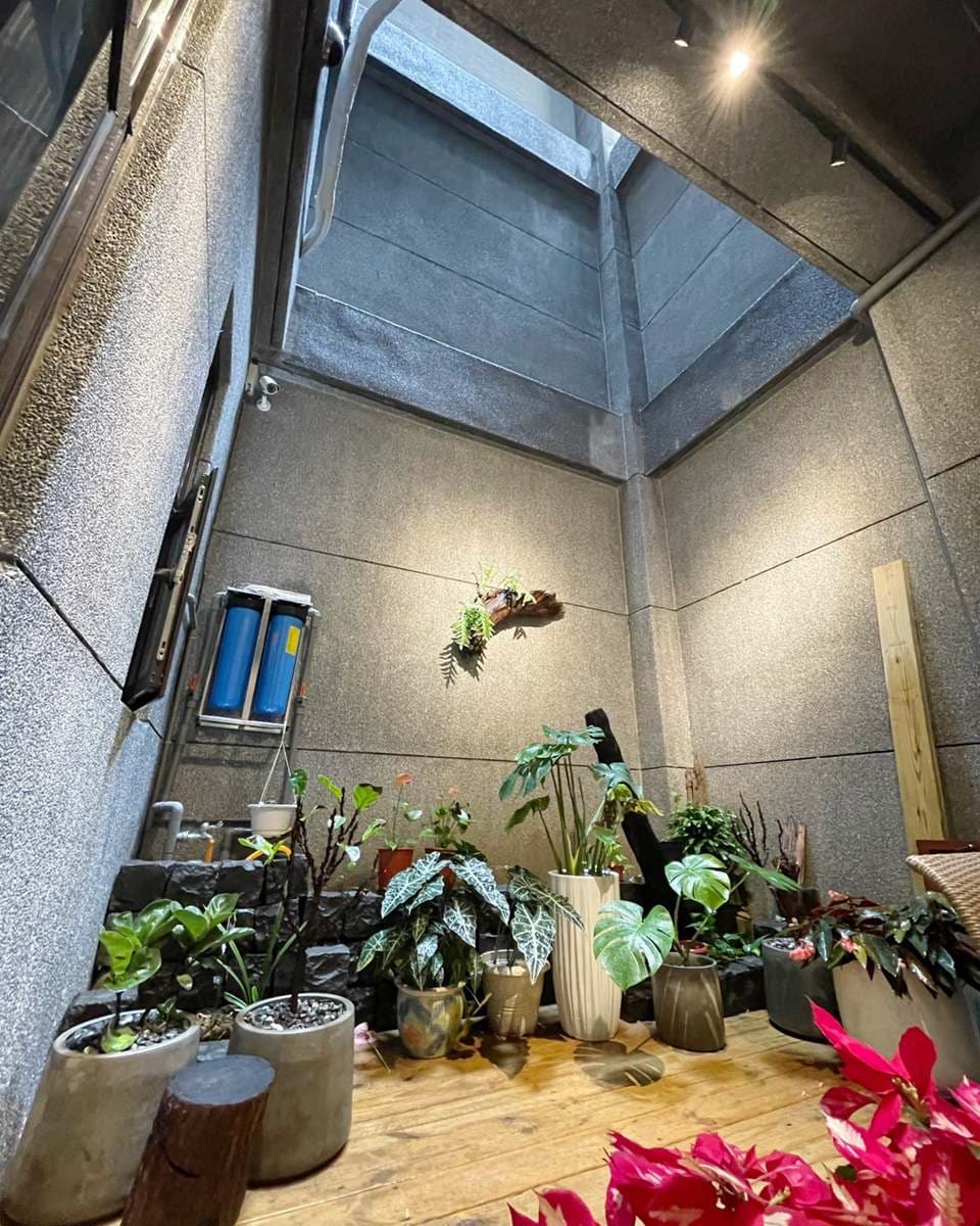 漢堡控快挑戰!新竹浮誇「牛肉堡」厚到雙手握不住,比臉大雞排堡上桌會嚇到 漢堡控快挑戰!新竹浮誇「牛肉堡」厚到雙手握不住,比臉大雞排堡上桌會嚇到