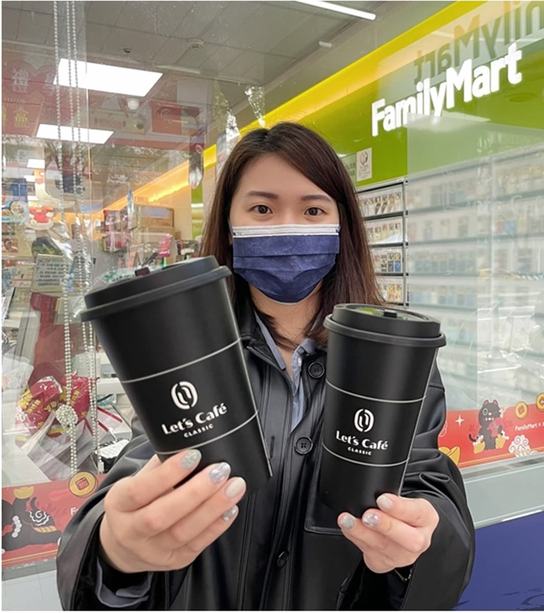 全家「唐寧茶」限量開喝!加碼咖啡第2杯10元,再收小熊維尼超Q包款、水杯 全家「唐寧茶」限量開喝!加碼咖啡第2杯10元,再收小熊維尼超Q包款、水杯