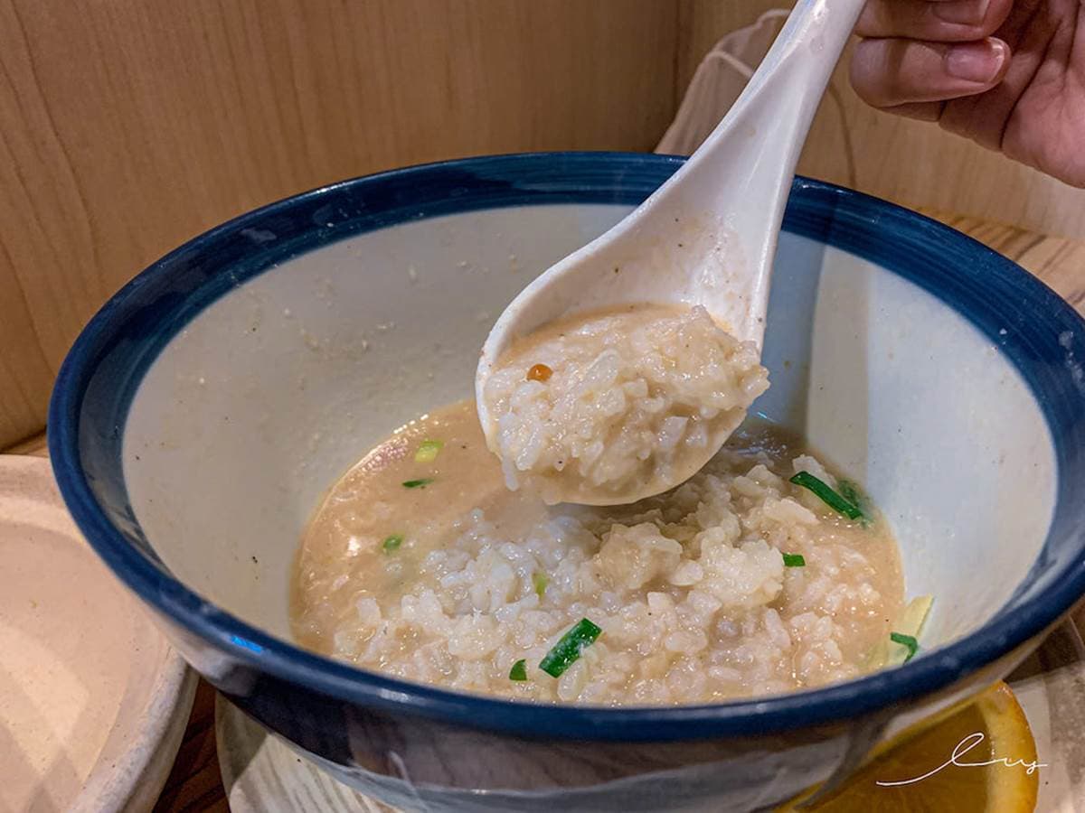 這裡還吃得到鮭魚!超狂「鮭白湯拉麵」鋪炙燒鮭魚+魚卵,排隊2小時也要嗑 這裡還吃得到鮭魚!超狂「鮭白湯拉麵」鋪炙燒鮭魚+魚卵,排隊2小時也要嗑