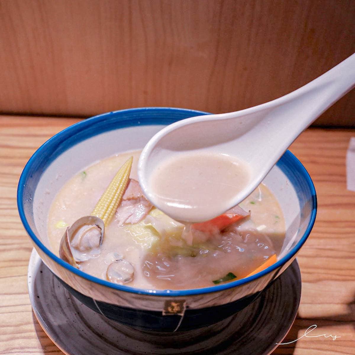 這裡還吃得到鮭魚!超狂「鮭白湯拉麵」鋪炙燒鮭魚+魚卵,排隊2小時也要嗑 這裡還吃得到鮭魚!超狂「鮭白湯拉麵」鋪炙燒鮭魚+魚卵,排隊2小時也要嗑