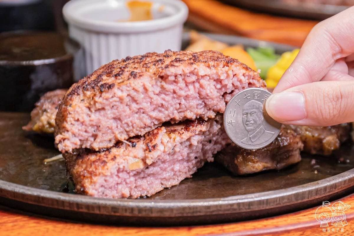 吃到飽最低299元!台中「爆汁肉排」比10元硬幣厚,自助吧先搶秒殺珍奶披薩 吃到飽最低299元!台中「爆汁肉排」比10元硬幣厚,自助吧先搶秒殺珍奶披薩