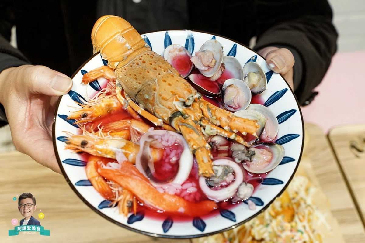 放整隻龍蝦!浮誇海鮮泡飯「火龍果湯頭」竟超唰嘴,還有邪惡「雲朵烏龍麵」 放整隻龍蝦!浮誇海鮮泡飯「火龍果湯頭」竟超唰嘴,還有邪惡「雲朵烏龍麵」