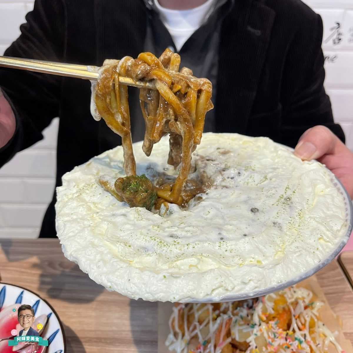 放整隻龍蝦!浮誇海鮮泡飯「火龍果湯頭」竟超唰嘴,還有邪惡「雲朵烏龍麵」 放整隻龍蝦!浮誇海鮮泡飯「火龍果湯頭」竟超唰嘴,還有邪惡「雲朵烏龍麵」