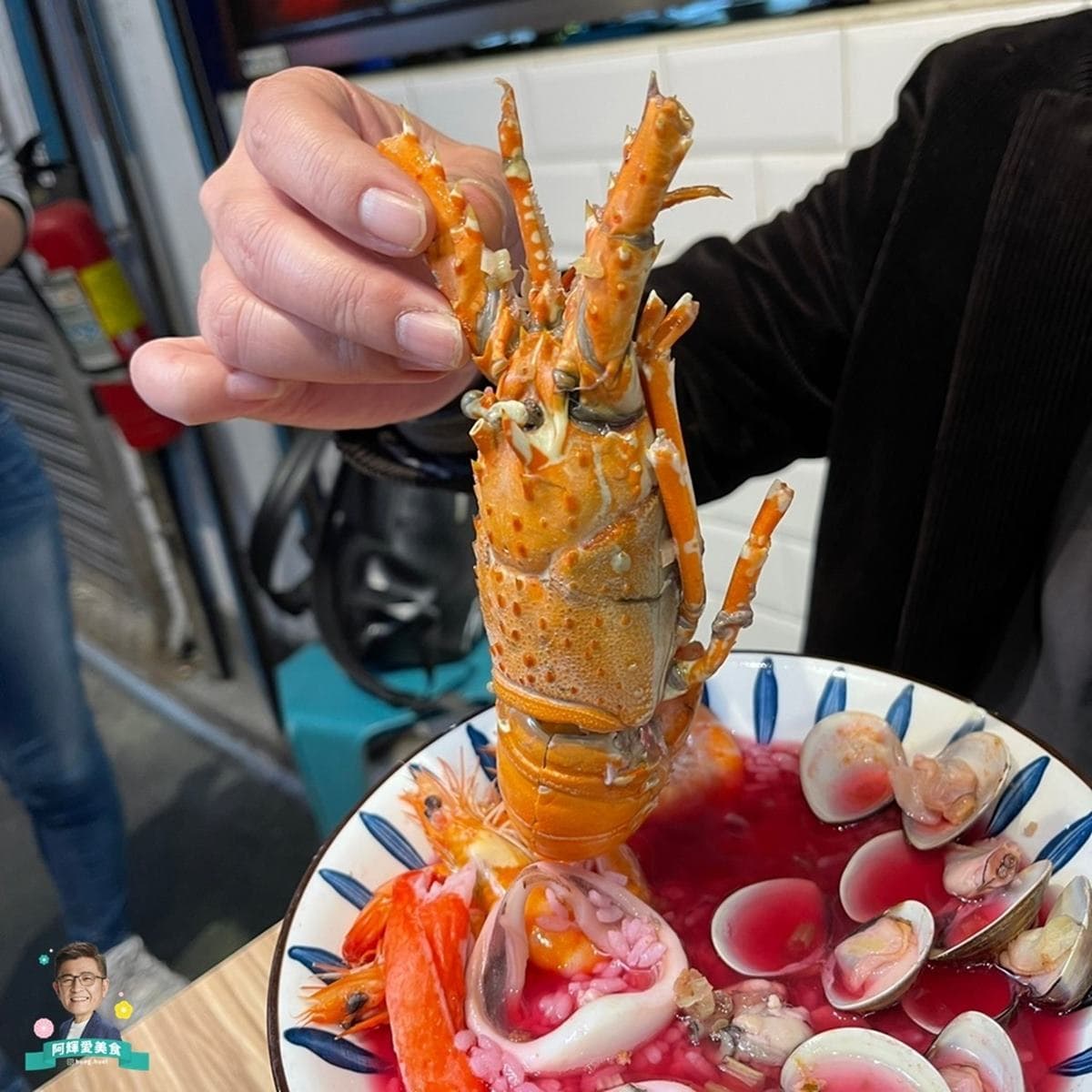 放整隻龍蝦!浮誇海鮮泡飯「火龍果湯頭」竟超唰嘴,還有邪惡「雲朵烏龍麵」 放整隻龍蝦!浮誇海鮮泡飯「火龍果湯頭」竟超唰嘴,還有邪惡「雲朵烏龍麵」