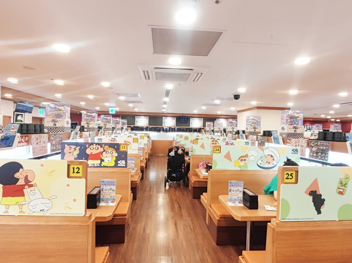 藏壽司首家「蠟筆小新主題店」登場!小新故鄉春日部搬進店內,打卡送大抱枕 藏壽司首家「蠟筆小新主題店」登場!小新故鄉春日部搬進店內,打卡送大抱枕