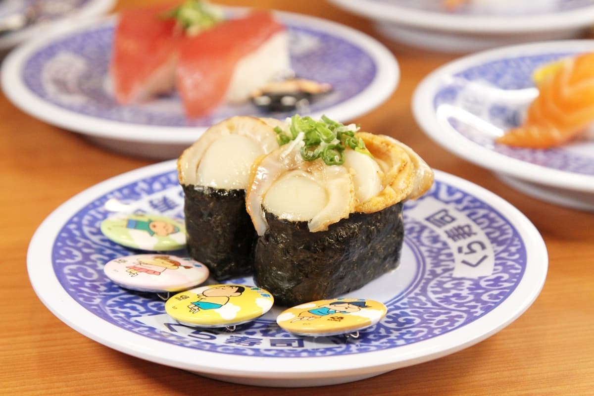 藏壽司首家「蠟筆小新主題店」登場!小新故鄉春日部搬進店內,打卡送大抱枕 藏壽司首家「蠟筆小新主題店」登場!小新故鄉春日部搬進店內,打卡送大抱枕