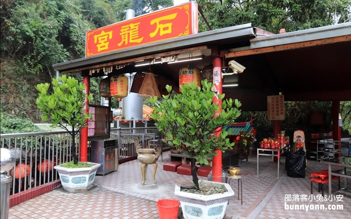 求賺錢賺到「冒泡」!南投隱藏版「泡麵土地公廟」,拜完再免費嗑10幾款泡麵 求賺錢賺到「冒泡」!南投隱藏版「泡麵土地公廟」,拜完再免費嗑10幾款泡麵
