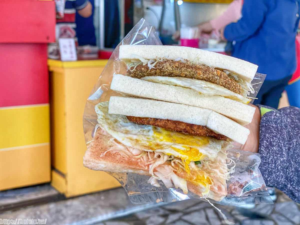 台南超狂炸物早餐!比臉大雞排僅50元,必嘗「古早雞排+麵糊蛋餅」邪惡組合 台南超狂炸物早餐!比臉大雞排僅50元,必嘗「古早雞排+麵糊蛋餅」邪惡組合