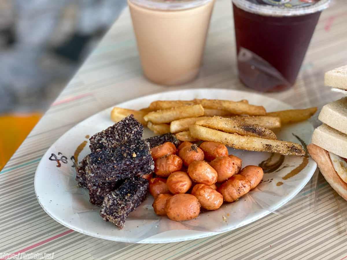 台南超狂炸物早餐!比臉大雞排僅50元,必嘗「古早雞排+麵糊蛋餅」邪惡組合 台南超狂炸物早餐!比臉大雞排僅50元,必嘗「古早雞排+麵糊蛋餅」邪惡組合
