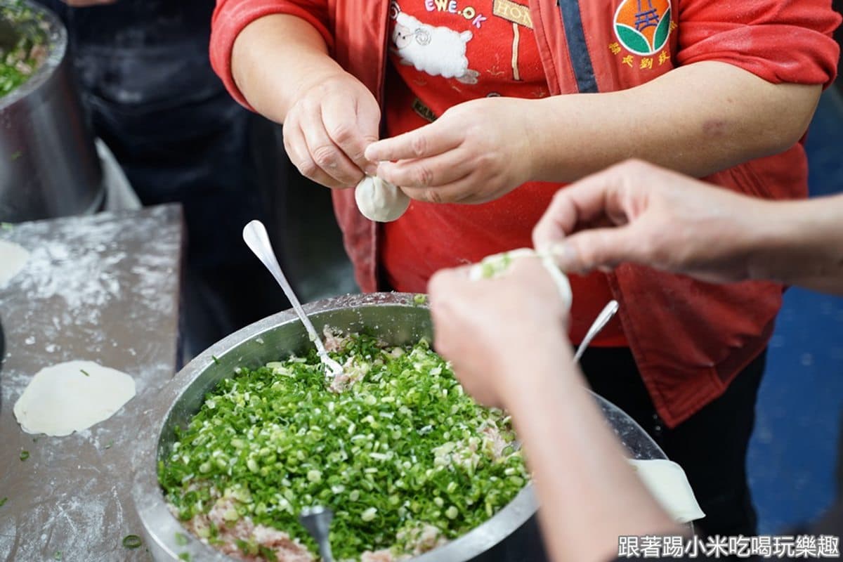 蔥控暴動!苗栗「排隊湯包」2大盆蔥花無限續,薄皮爆汁再加辣老饕最愛 蔥控暴動!苗栗「排隊湯包」2大盆蔥花無限續,薄皮爆汁再加辣老饕最愛