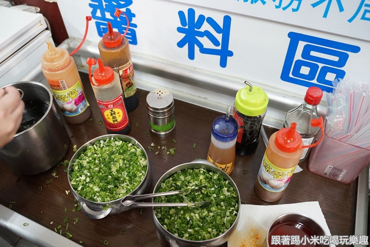 蔥控暴動!苗栗「排隊湯包」2大盆蔥花無限續,薄皮爆汁再加辣老饕最愛 蔥控暴動!苗栗「排隊湯包」2大盆蔥花無限續,薄皮爆汁再加辣老饕最愛