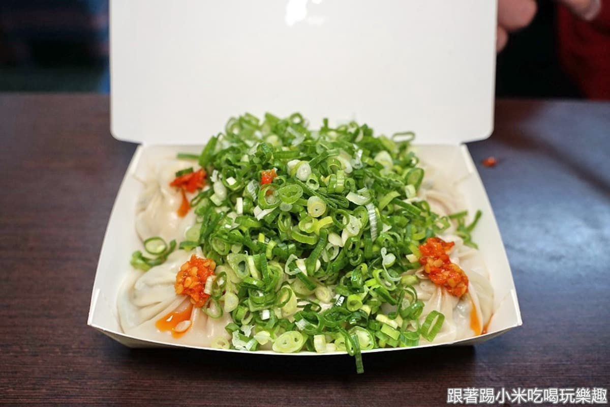 蔥控暴動!苗栗「排隊湯包」2大盆蔥花無限續,薄皮爆汁再加辣老饕最愛 蔥控暴動!苗栗「排隊湯包」2大盆蔥花無限續,薄皮爆汁再加辣老饕最愛
