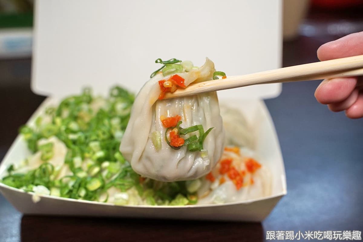 蔥控暴動!苗栗「排隊湯包」2大盆蔥花無限續,薄皮爆汁再加辣老饕最愛 蔥控暴動!苗栗「排隊湯包」2大盆蔥花無限續,薄皮爆汁再加辣老饕最愛