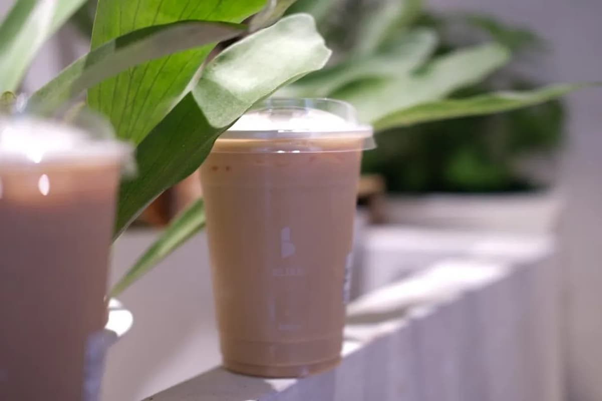 「台中最美奶茶店」在這!純白建築+南洋風沙發區IG暴紅,手搖控朝聖拍一波 「台中最美奶茶店」在這!純白建築+南洋風沙發區IG暴紅,手搖控朝聖拍一波