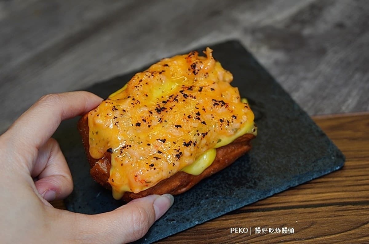 【新開店】炙燒「炸饅頭」吃過沒?牽絲龍蝦口味銅板價就有,現點現炸超唰嘴 【新開店】炙燒「炸饅頭」吃過沒?牽絲龍蝦口味銅板價就有,現點現炸超唰嘴